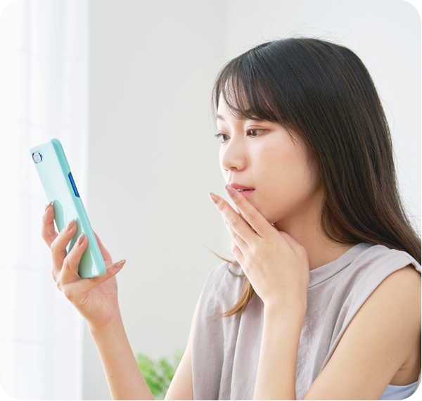 スマホを見ている女性