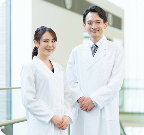 2名の薬剤師が並んでいる